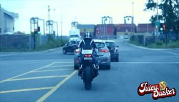 sirvienta y el hombre le comenzo a quitat la ropa