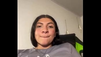 rubia se masturba y se saca toda la leche