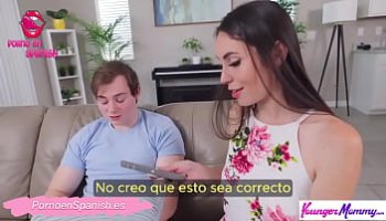 mujeres se concentran y hombres lanzan dinero