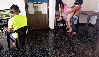 viejo con adolescentes