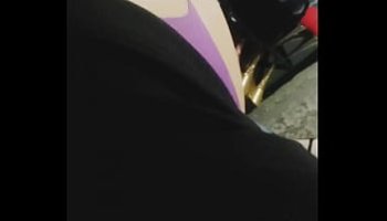 mujer se cae de las escaleras sin ropa