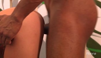mujer blanca tocandose