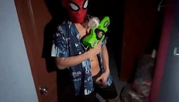 hombre con una nina