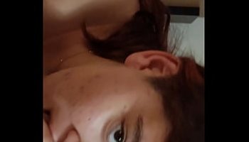 una chica mostrando su porno