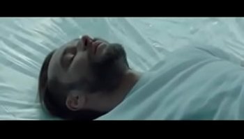 ve porno y lo descubren por su mama que estaba dormida