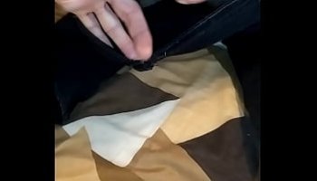 chica le sale leche por la teta y el culo