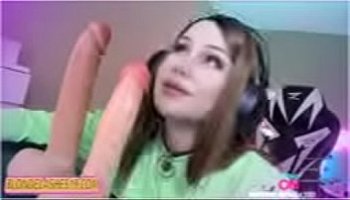 una chica chupando pene