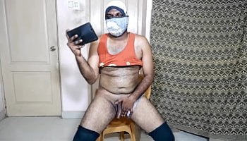mujer es pisando com hombres