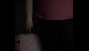 mujer con pena se come a su amiga