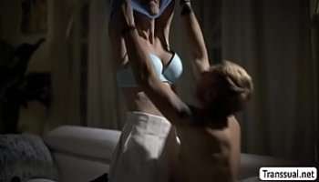 se masturba viendo porno con maximo volumen