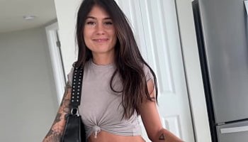 ella sola en la