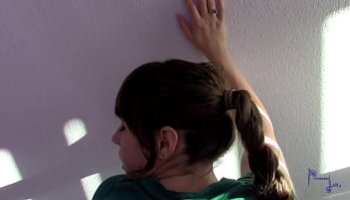hombre que golpea la rropa de la mujer para aser sexo con el