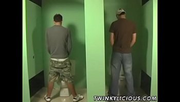 hombre cogiendo una cabra