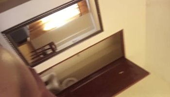 oficinista le hace una paja mientras duerme