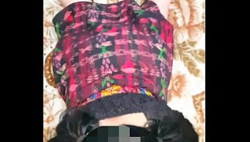 mujeres con juguetes de plastico