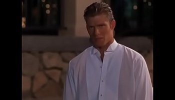 El hombre que le rompe el culto a una mujer