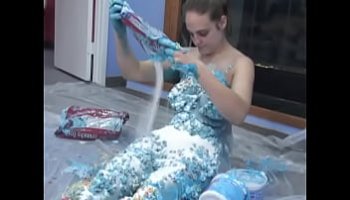 Chica vilgen en su primera bes
