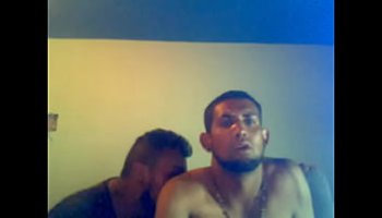 Chica morena en trío con dos hombres