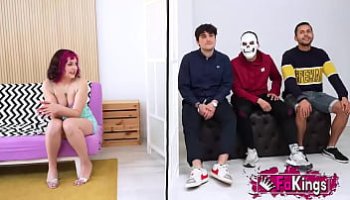 Cuando un hombre le acarisia