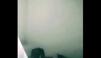 Mama sorprende a la hija y el papa en la cocina follando
