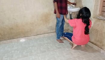 La chica corre en la boca del hombre durante el sexo