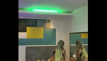 Dos morenas jóvenes