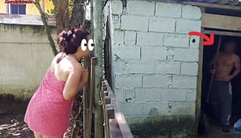 Converse a la tetona de su madre para follarla