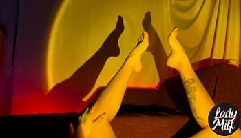 de fiesta con dos hombres y tres mujeres