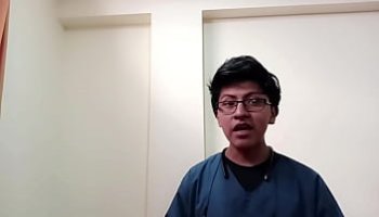 mama entra en la habitacion mintras la hija follaba
