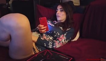 il regarde sa femme