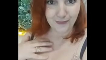 chupa mi tetas y hace salir leche chorrenando de miis tetas