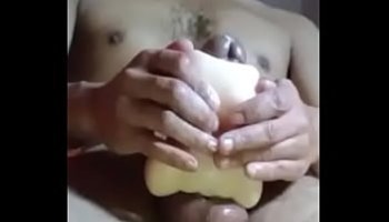 menina se masturbando com vibrador