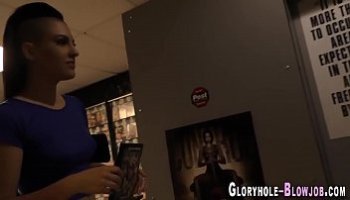 un onbre con una pichisima larga